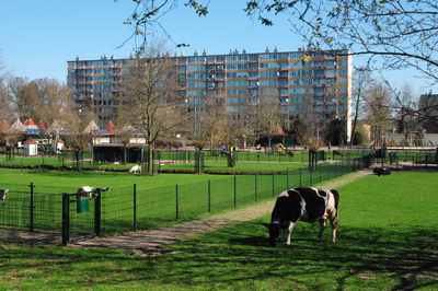 814769 Gezicht op de kinderboerderij in het Park De Gagel te Utrecht, met op de achtergrond het flatgebouw aan de ...